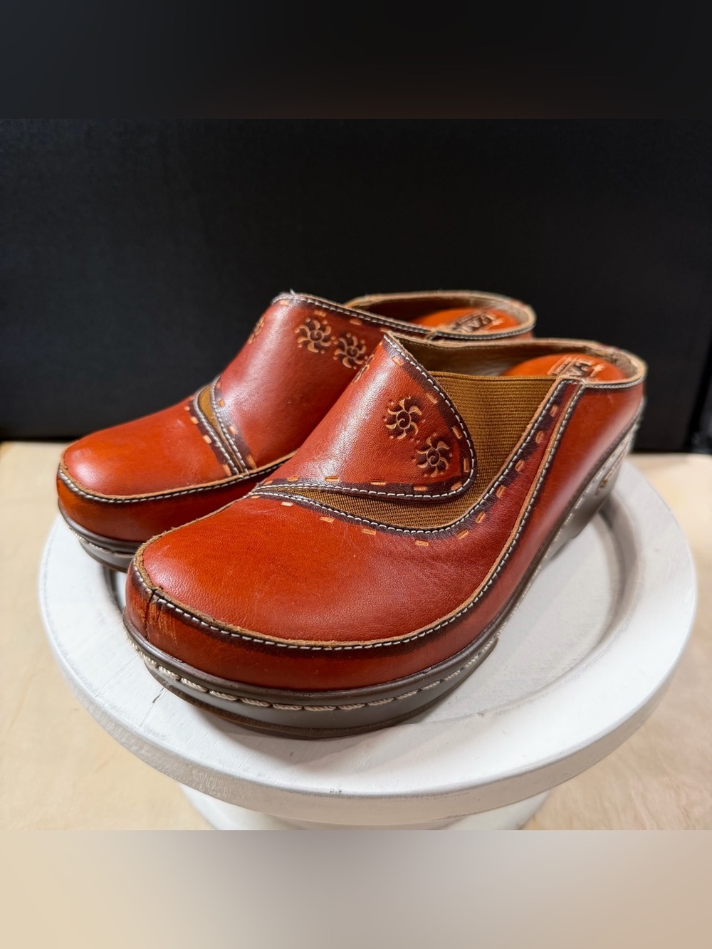 L’Artiste Spring Step Chino Clogs Red-Leather Floral Embossed Size 37/6.5M US